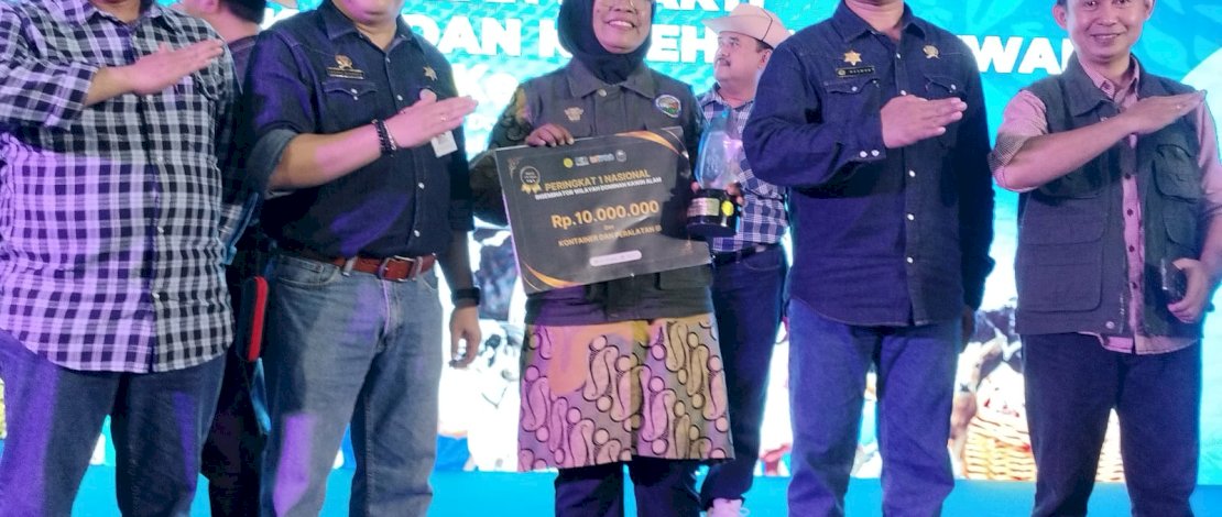 Petugas Reproduksi Inseminator/Kawin Suntik Ternak Sapi dan Kerbau Dinas Peternakan dan Perikanan Kabupaten Sidrap, Sulsel, Pandiari, S.Pt, meraih penghargaan perorangan, Juara I Nasional Kategori Wilayah Dominan Kawin Alam.