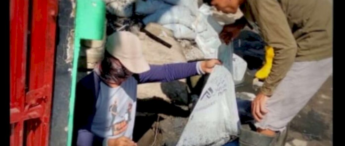 Tim Satgas  Dinas PU Makassar Lakukan Pengerukan Saluran Drainase untuk Atasi Genangan Air