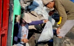 Tim Satgas  Dinas PU Makassar Lakukan Pengerukan Saluran Drainase untuk Atasi Genangan Air