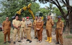 Kepala Dinas PU Makassar Awasi Proses Pengerukan Drainase di Jalan Adiyaksa