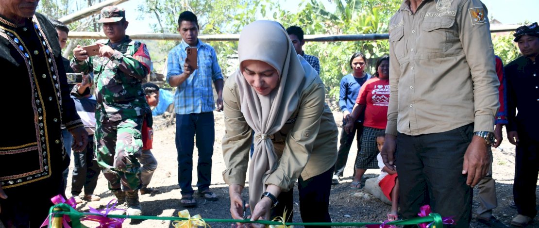 Bupati Luwu Utara, Indah Putri Indriani meresmikan lokasi fasilitas ai bersih dari program PAMSIMAS yang digagas oleh Anggota DPR RI Muhammad Fauzi