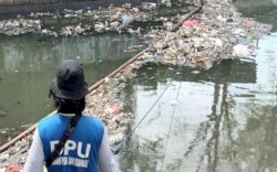 Satgas Drainase Dinas PU Kota Makassar Terus Bersihkan Kanal Al Markaz
