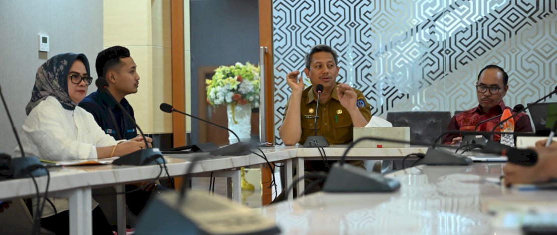 Penjabat Sekretaris Daerah Provinsi Sulsel, Andi Muhammad Arsjad, melakukan pertemuan dengan Forum Koordinasi Tanggung Jawab Sosial dan Lingkungan Perusahaan (FK-TSLP) Sulsel, di Kantor Gubernur, Rabu, 27 September 2023.