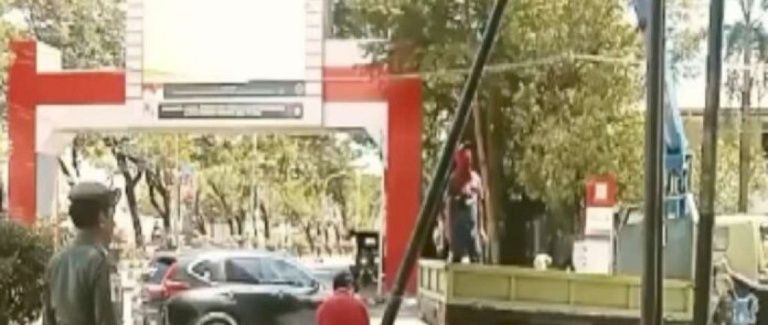 Dinas Pekerjaan Umum Kota Makassar Tindak Tegas Cabut Tiang Fiber Optik Ilegal