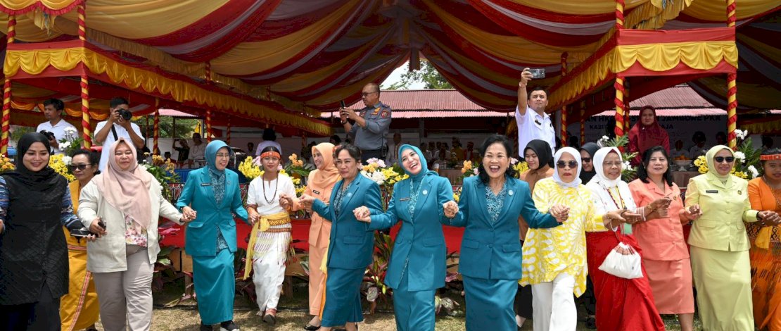 Sofha Marwah berbaur dengan para peserta Jambore PKK, bahkan menari bersama dengan diiringi lagu Ma'rendeng Ma'rampak.