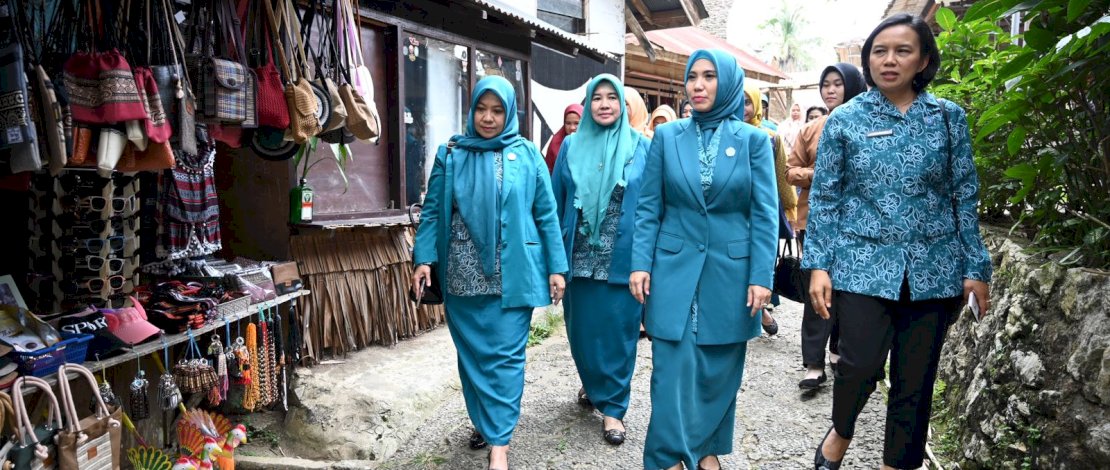 Silaturahmi dan Monitoring Program Pj Ketua TP PKK Sekaligus Ketua Dekranasda Provinsi Sulsel, di Kabupaten Toraja Utara, yang dilaksanakan di Obyek Wisata Ke'te Kesu, Rabu, 27 September 2023.