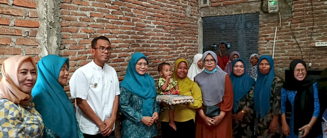 Bupati Takalar sekaligus Bapak Asuh Stunting Takalar, Setiawan Aswad, bersama Pj Ketua TP PKK Takalar Sri Astuti Thamrin, melakukan kunjungan sekaligus menyalurkan bantuan sembako untuk keluarga anak stunting di empat kecamatan di Kabupaten Takalar, Kamis, 28 September 2023.