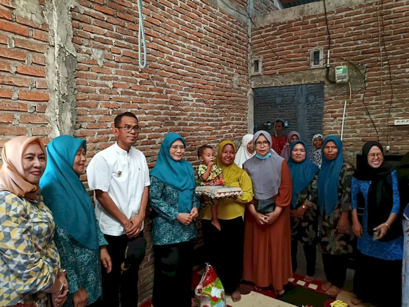 Pj Bupati Didampingi Pj Ketua TP PKK Takalar Serahkan Bantuan untuk Keluarga Stunting