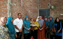 Pj Bupati Didampingi Pj Ketua TP PKK Takalar Serahkan Bantuan untuk Keluarga Stunting