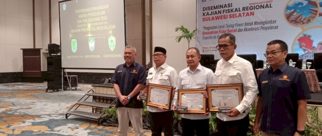 Gowa Terima Pengahrgaan Pegelolaan Dana Desa Terbaik di Sulsel
