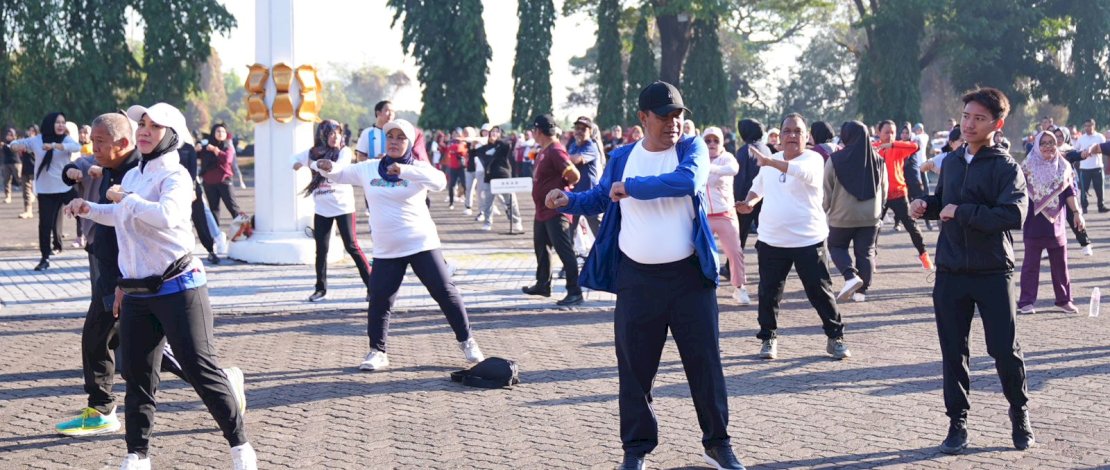 Pj Gubernur Bahtiar dan Ketua PKK Sofha Marwah Senam Pagi Bareng Pegawai