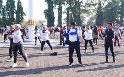 Pj Gubernur Bahtiar dan Ketua PKK Sofha Marwah Senam Pagi Bareng Pegawai