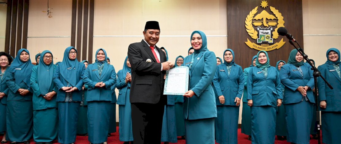 Pj Gubernur Sulsel Bahtiar Baharuddin mengukuhkan Sofha Marwah Bahtiar sebagai Pj Ketua PKK Sulsel beserta seluruh pengurusnya untuk masa bakti 2023 - 2024