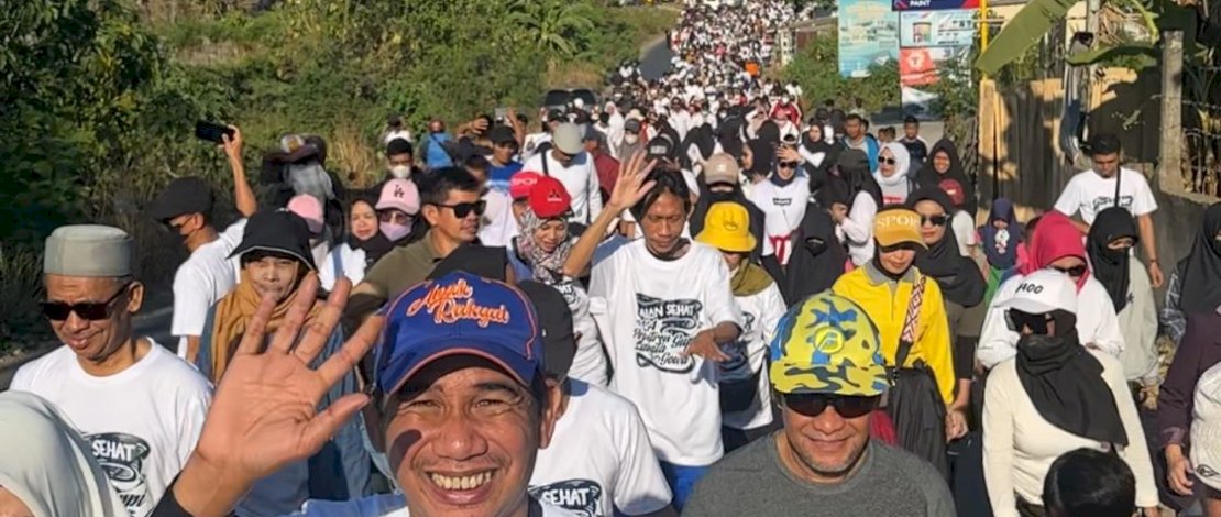 Ketua Ikatan Alumni Guppi Samata Gowa, Rudianto Lallo, melepas peserta jalan sehat yang diikuti oleh seluruh alumni Guppi dan warga Kabupaten Gowa, Minggu, 1 Oktober 2023.