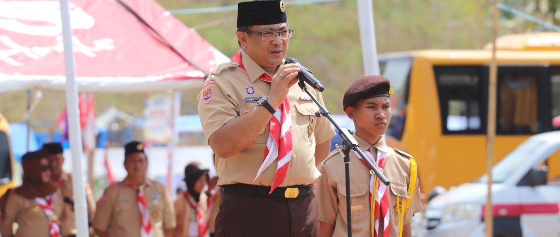 Kepala Kejaksaan Negeri Kepulauan Selayar, Hendra Syarbaini, menutup secara resmi kegiatan perkemahan gerakan Pramuka Kwartir Cabang (Kwarcab) Kepulauan Selayar, di Bumi Perkemahan Suburu, Kecamatan Bontoharu, Minggu, 1 Oktober 2023.