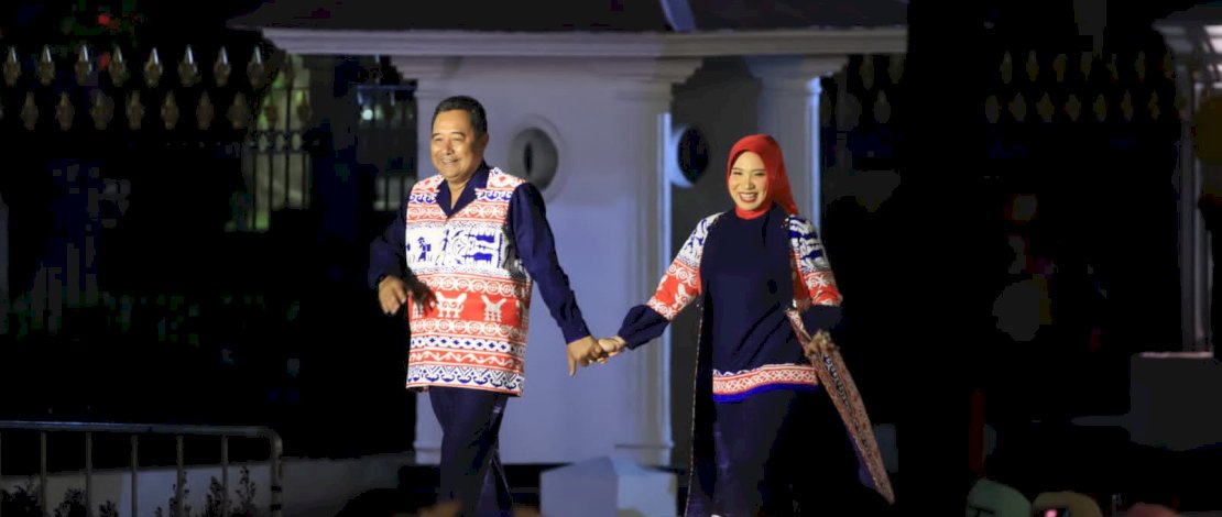 Pj Gubernur Sulsel Bahtiar Baharuddin, didampingi Pj Ketua Tim Penggerak PKK Sulsel Sofha Marwah Bahtiar, menghadiri acara Istana Berbatik dalam rangka peringatan Hari Batik Nasional yang digelar di depan Istana Merdeka, Jakarta Pusat, Minggu malam, 1 Oktober 2023.