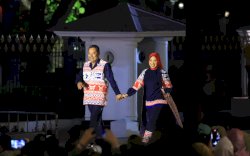 Pj Gubernur Bahtiar Didampingi Ketua PKK Sofha Marwah Gunakan Batik Sarita Khas Toraja Utara di Istana Berbatik