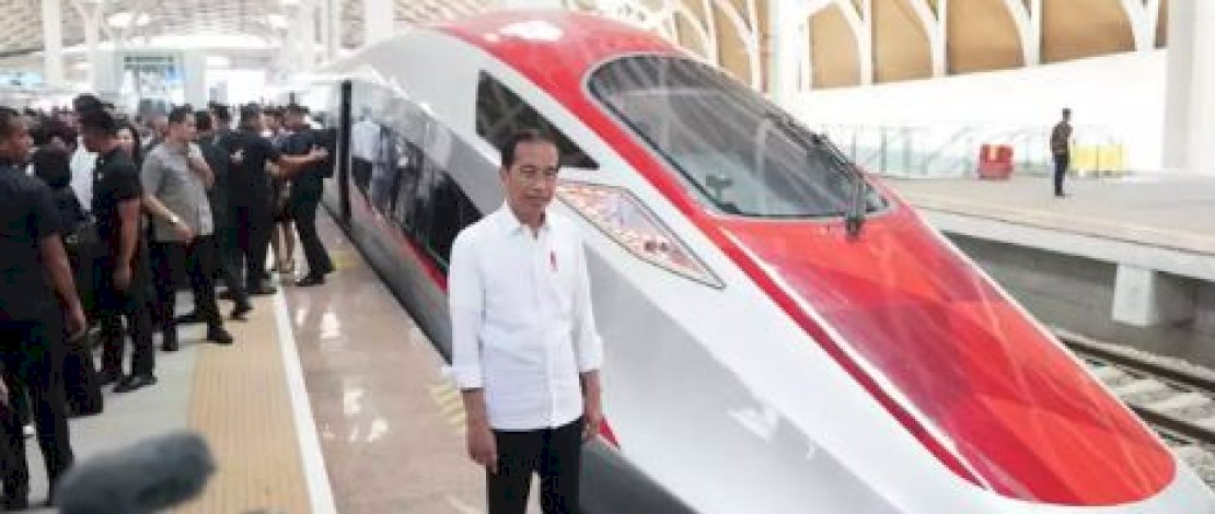 Viral Vlogger Asing Puji KRL Jakarta, Bandingkan dengan Kereta di New York