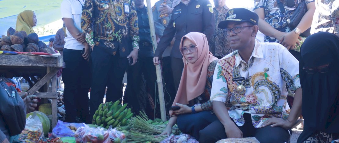 Pj Bupati Takalar Setiawan Aswad, bersama anggota Forkopimda, Sekda Takalar dan rombongan OPD terkait, melakukan sidak bahan kebutuhan pokok, di Pasar Galesong, Kecamatan Galesong, Kabupaten Takalar, Senin, 2 Oktober 2023. Pj Bupati Takalar Setiawan Aswad, bersama anggota Forkopimda, Sekda Takalar dan rombongan OPD terkait, melakukan sidak bahan kebutuhan pokok, di Pasar Galesong, Kecamatan Galesong, Kabupaten Takalar, Senin, 2 Oktober 2023.