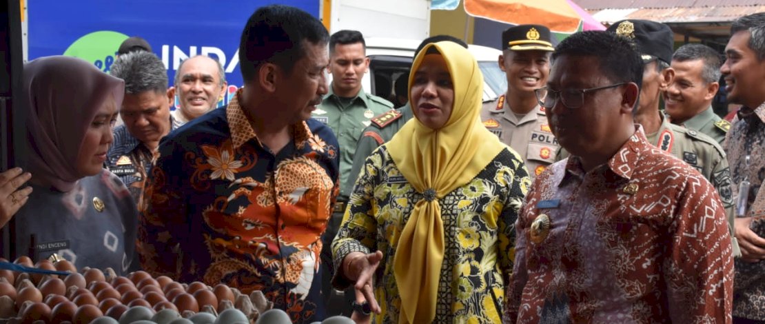 Pj Wali Kota Palopo, Asrul Sani, meninjau harga kebutuhan pokok di pasar tradisional Kota Palopo.