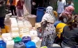 Kekeringan di Makassar, Dokter Fadli Ananda Bagikan Air Bersih di Kecamatan Tallo