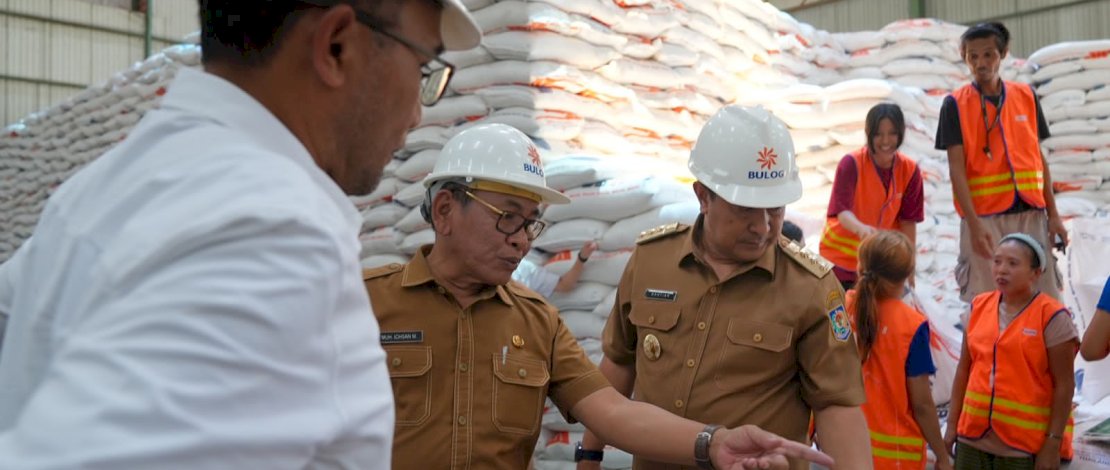Penjabat Gubernur Sulawesi Selatan (Sulsel), Bahtiar Baharuddin, meninjau langsung gudang beras milik Bulog, di Panaikang, Kota Makassar. Penjabat Gubernur Sulawesi Selatan (Sulsel), Bahtiar Baharuddin, meninjau langsung gudang beras milik Bulog, di Panaikang, Kota Makassar.