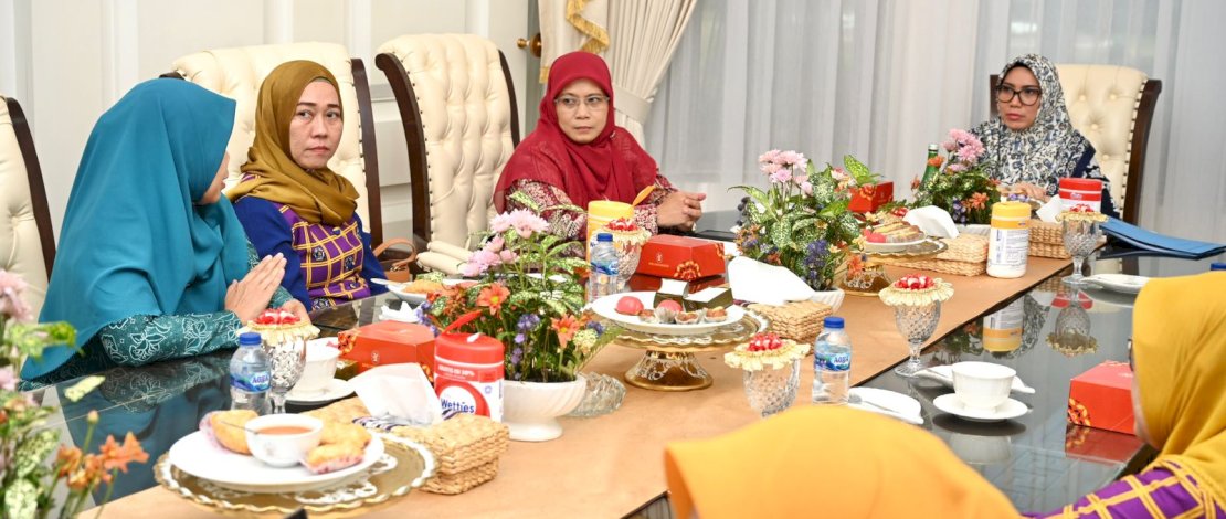 Bunda PAUD Sulsel, Sofha Marwah Bahtiar, memimpin rapat bersama Pokja Bunda PAUD, di Rumah Jabatan Gubernur Sulsel, Selasa, 3 Oktober 2023. Bunda PAUD Sulsel, Sofha Marwah Bahtiar, memimpin rapat bersama Pokja Bunda PAUD, di Rumah Jabatan Gubernur Sulsel, Selasa, 3 Oktober 2023.