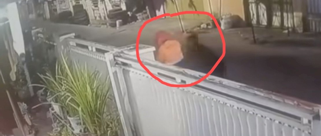 Pelaku yang melecehkan petugas kebersihan terekam CCTV.