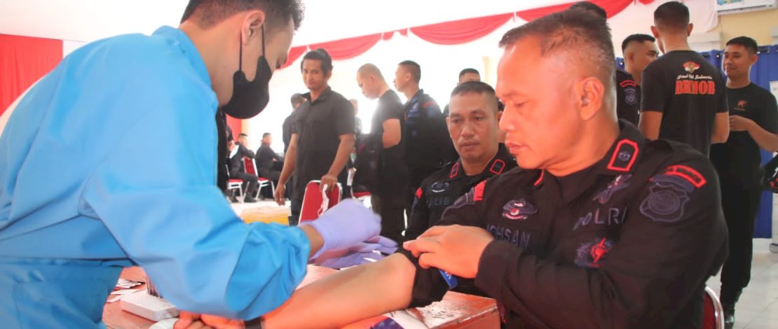Danyon Batalyon C Brimob Bone melakukan tes pemeriksaan kesehatan bersama personel lainnya. Danyon Batalyon C Brimob Bone melakukan tes pemeriksaan kesehatan bersama personel lainnya.