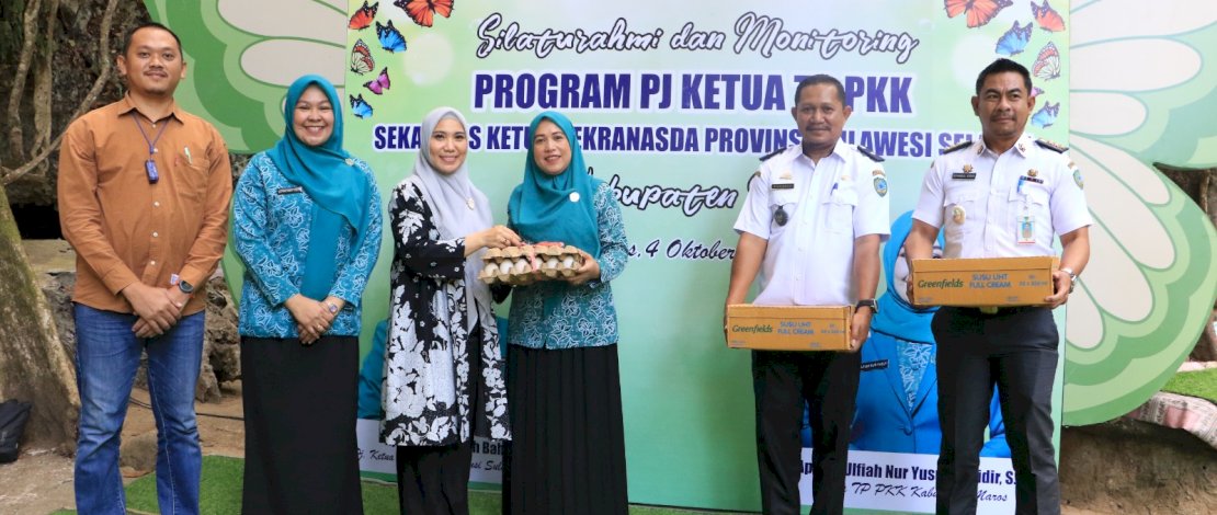 Sofha Marwah Bahtiar menyerahkan bantuan secara simbolis untuk penanganan stunting.