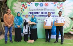 Percepat Penurunan Stunting, Sofha Marwah Bahtiar Serahkan Bantuan Telur dan Susu di Kabupaten Maros