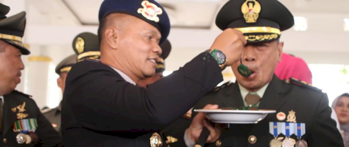 HUT ke-78 TNI: Danyon dan Kapolres Bone Berikan Kejutan kepada Dandim 1407