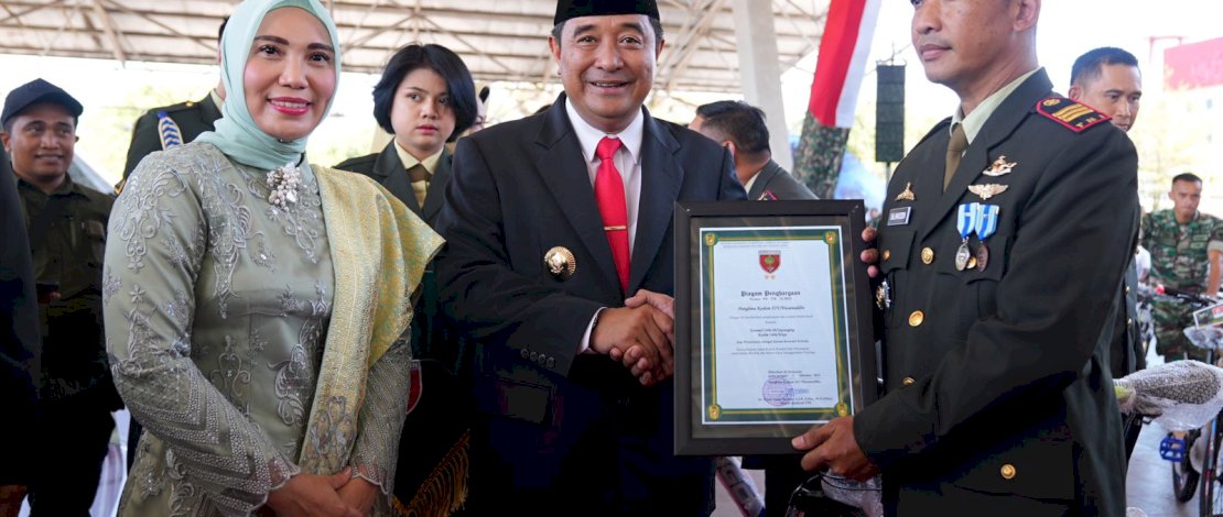  Penjabat Gubernur Sulawesi Selatan (Sulsel), Bahtiar Baharuddin, menghadiri upacara peringatan Hari Ulang Tahun (HUT) Ke-78 Tahun TNI, di Lapangan Karebosi Makassar, Kamis, 5 Oktober 2023.