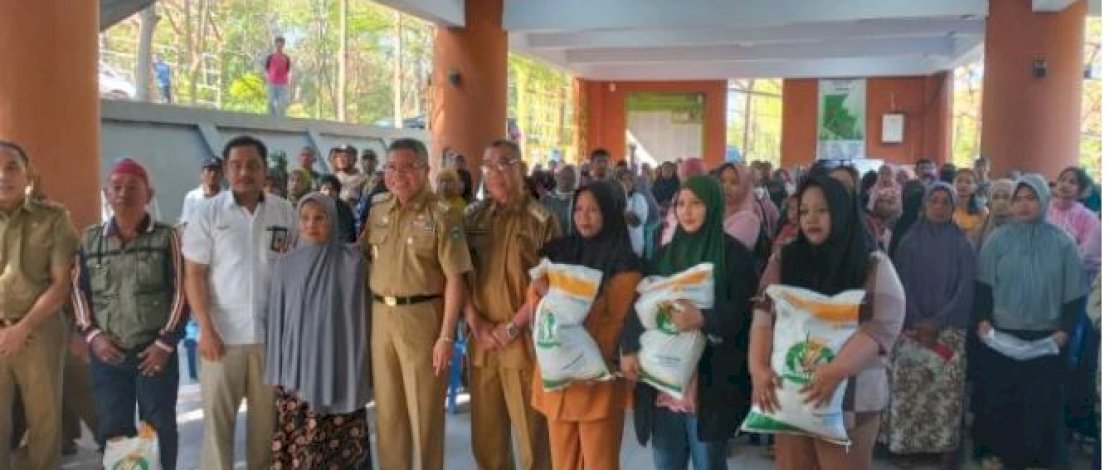 Pemkot Parepare Salurkan Bantuan Pangan Beras Cadangan Tahap II di Kebun Raya Jompie