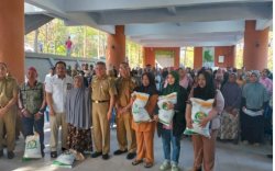 Pemkot Parepare Salurkan Bantuan Pangan Beras Cadangan Tahap II di Kebun Raya Jompie