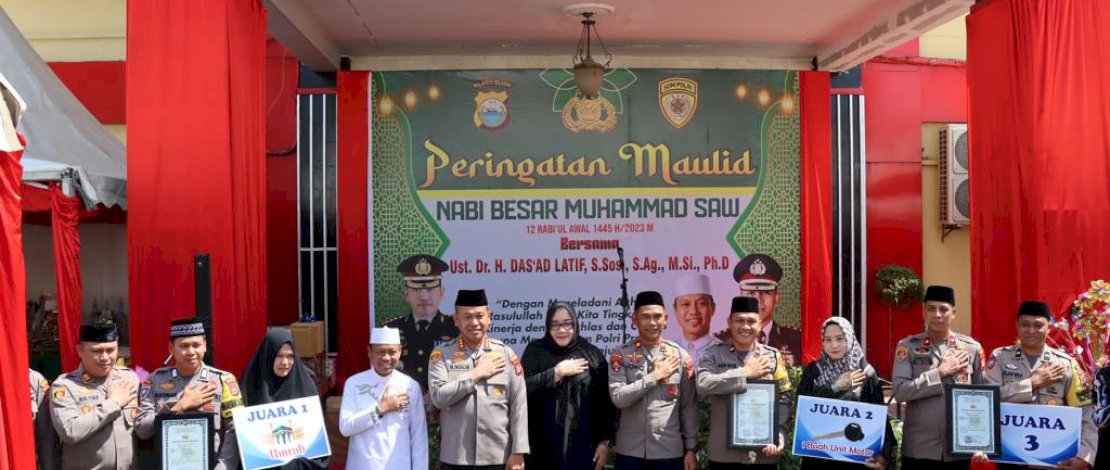 Ustaz Das'ad Latif memberikan ceramah dalam acara maulid di Halaman Apel Polrestabes Makassar, disaksikan oleh Kapolrestabes Makassar Kombes Pol Mokhammad Ngajib dan anggota polisi lainnya.