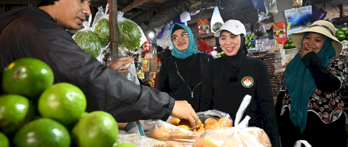 Sofha Marwah Bahtiar berbelanja berbagai jenis cemilan tradisional di Pasar Sentral Malino.