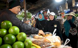 Kunjungi Pasar Malino, Sofha Marwah Bahtiar Borong Berbagai Jenis Cemilan Tradisional Hingga Aneka Sayur dan Buah