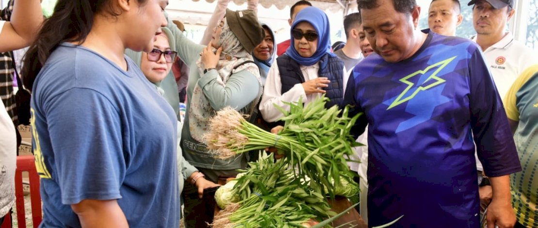 Penjabat Gubernur Sulsel, Bahtiar Baharuddin, meninjau Gerakan Pangan Murah yang digelar Pemerintah Kabupaten Bone, di Lapangan Merdeka Watampone, Minggu, 8 Oktober 2023.