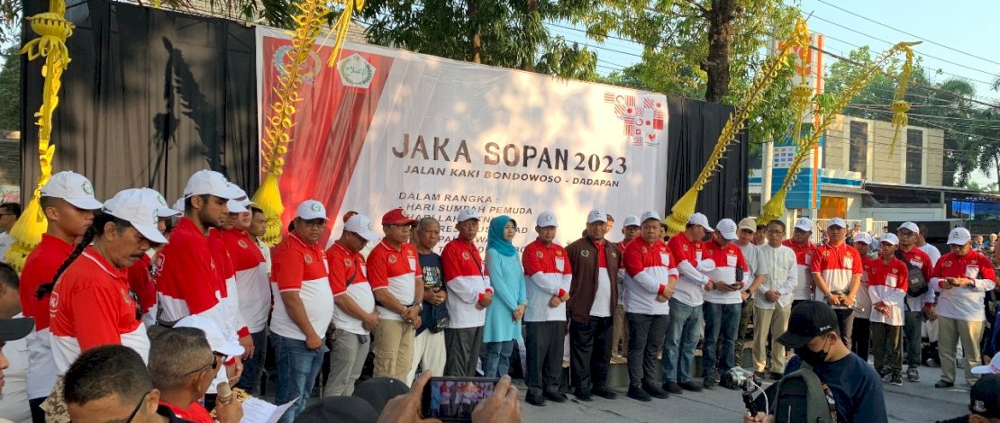 Wakil Ketua Umum Partai Gelombang Rakyat (Gelora) Indonesia, Fahri Hamzah, mewakili Calon Presiden (Capres) RI 2024, Prabowo Subianto, yang juga Menteri Pertahanan RI, melepas keberangkatan 50.000-an peserta Jalan Kaki Bondowoso Dadapan (Jaka Sopan) 2023. Wakil Ketua Umum Partai Gelombang Rakyat (Gelora) Indonesia, Fahri Hamzah, mewakili Calon Presiden (Capres) RI 2024, Prabowo Subianto, yang juga Menteri Pertahanan RI, melepas keberangkatan 50.000-an peserta Jalan Kaki Bondowoso Dadapan (Jaka Sopan) 2023.
