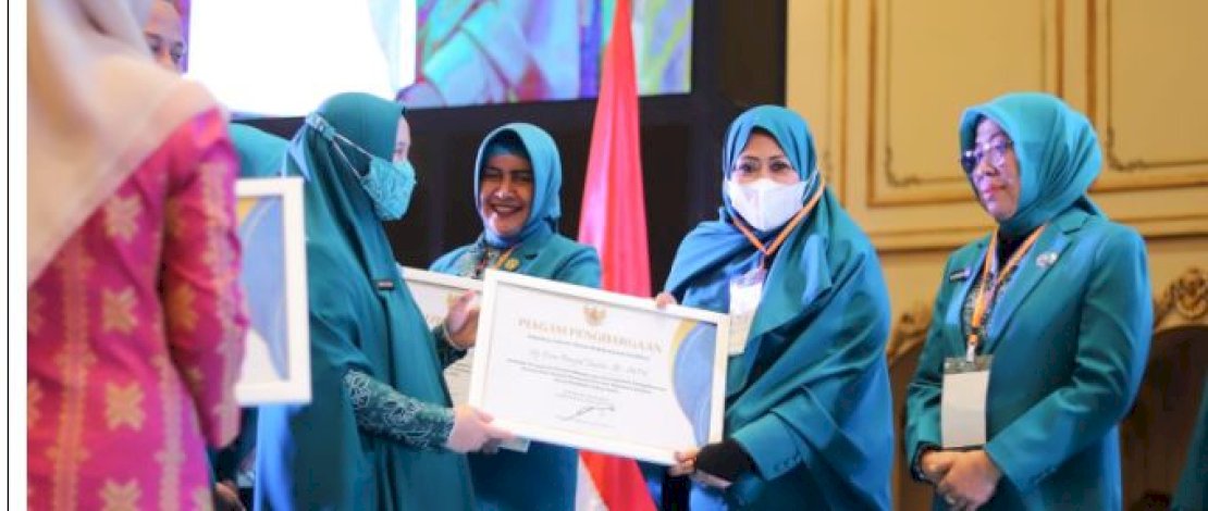 Ketua&nbsp;TP PKK Kota Parepare, Raih Penghargaan di Bidang Pemberdayaan Pasca Pandemi di Parepare