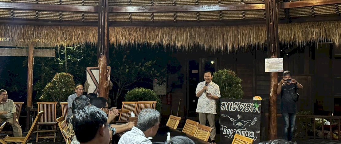 Ketua Umum Badan Pengurus Pusat (BPP) Kerukunan Keluarga Pinrang (KKP), Abdillah Natsir, bersilaturahmi dengan warga Pinrang, dan pengurus KKP Kabupaten Raja Ampat, Provinsi Papua Barat Daya, Minggu malam, 8 Oktober 2023.