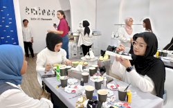 Anniversary 3th, Aminda Donasi Hasil Painting Sendal dan Sepatu untuk Penderita Kanker