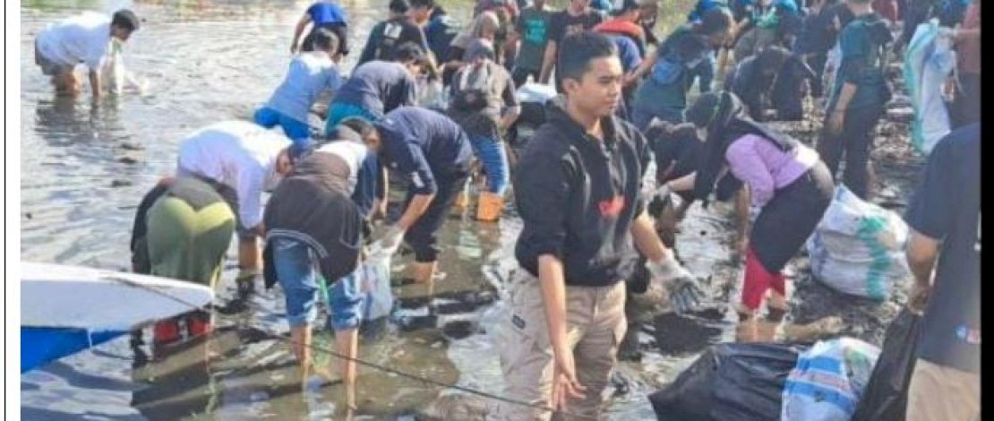 Pemkot Parepare Bersihkan Sampah di Anjungan Cempae