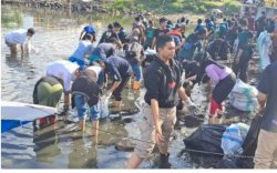 Pemkot Parepare Bersihkan Sampah di Anjungan Cempae