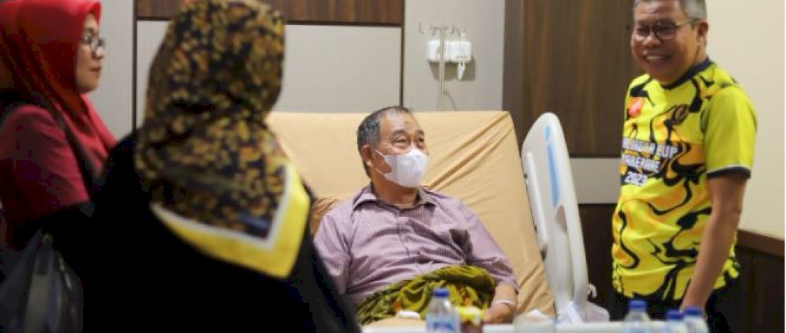 Wali Kota Parepare Taufan Pawe Menjenguk Wakil Wali Kota yang Sakit