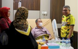 Wali Kota Parepare Taufan Pawe Menjenguk Wakil Wali Kota yang Sakit