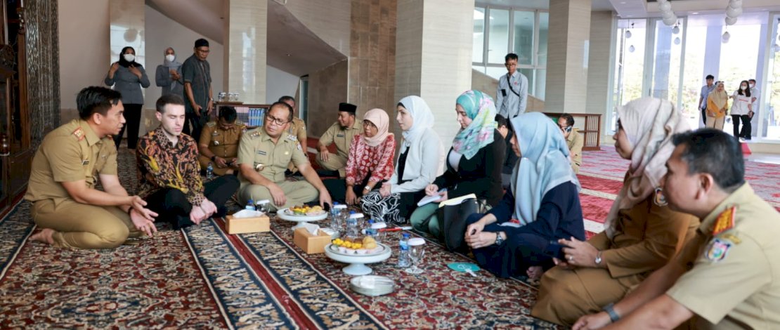 Penasihat Khusus Hak-hak Disabilitas Internasional Pemerintah Amerika Serikat, Sara Minkara, memuji kepemimpinan Wali Kota Makassar Moh Ramdhan "Danny" Pomanto yang berhasil menjadikan Makassar kota inklusif.