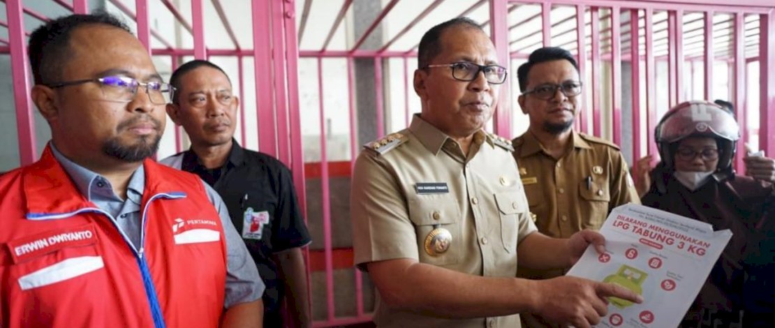 Pemerintah Kota (Pemkot) Makassar bersama Pertamina Patra Niaga Regional Sulawesi melakukan tinjauan ke pangkalan elpiji 3Kg serta sidak ke usaha tempat laundry dan cafe yang ada di Kota Makassar.