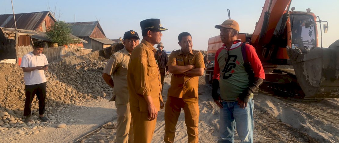 Tinjau Pembangunan Tanggul di Dua Desa, Pj Bupati Takalar: Tolong Segera Diselesaikan! 